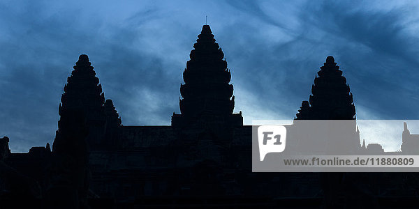 Silhouette der buddhistischen Strukturen im Tempelkomplex von Angkor Wat; Krong Siem Reap  Provinz Siem Reap  Kambodscha'.