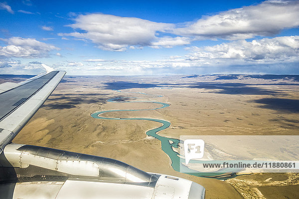 Luftaufnahme des China-Flusses bei der Landung in El Calafate  argentinisches Patagonien; El Calafate  Provinz Santa Cruz  Argentinien'.