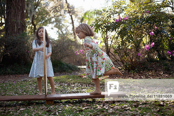Mädchen hält Kunststoffbügel mit durchlaufender Schwester