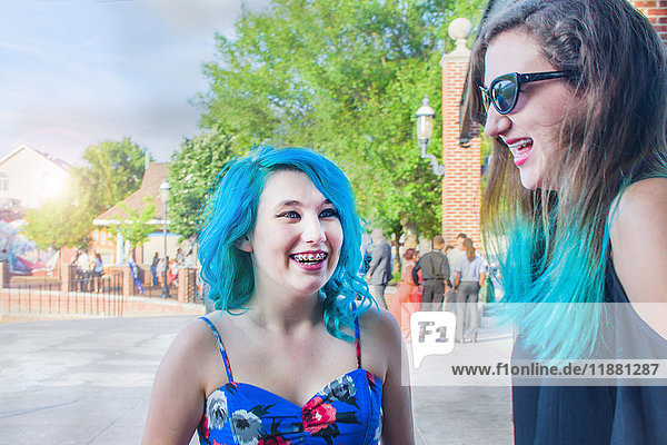 Porträt von zwei Freundinnen mit blauen Haaren  lachend