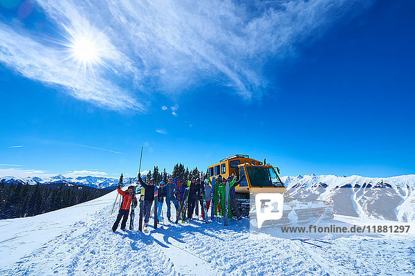 Gruppenporträt von männlichen und weiblichen Skifahrern auf der Skipiste mit Schneetrainer  Aspen  Colorado  USA