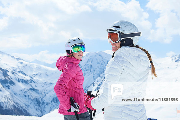 Mutter und Tochter im Skiurlaub  Hintertux  Tirol  Österreich