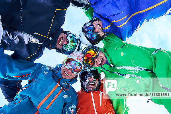 Niedrigwinkel-Porträt eines Kreises von Skifahrern mit Helm und Brille  Aspen  Colorado  USA
