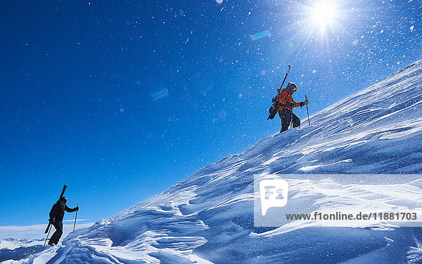 Zwei männliche Skifahrer stapfen den schneebedeckten Berg hinauf  Aspen  Colorado  USA