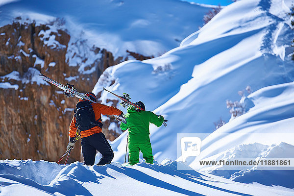 Zwei männliche Skifahrer stapfen den tief verschneiten Berg hinauf  Aspen  Colorado  USA