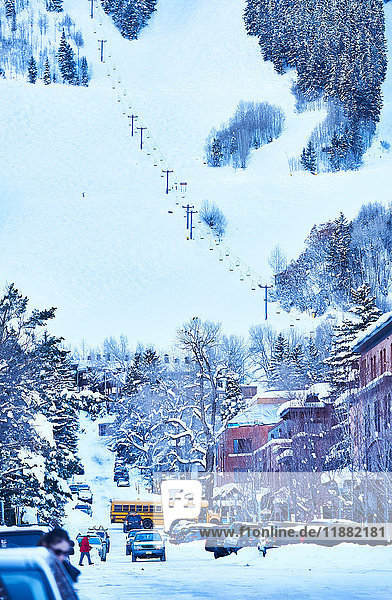 Ansicht einer schneebedeckten Stadt mit Straße und Verkehr  Aspen  Colorado  USA