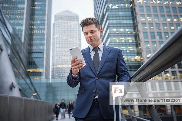 Geschäftsmann mit Mobiltelefon Canary Wharf London UK