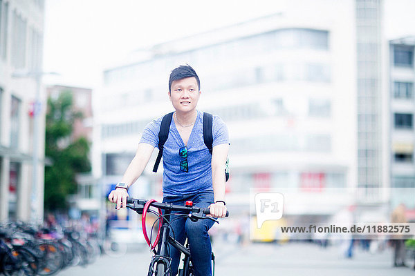 Mann fährt Fahrrad in der Stadt