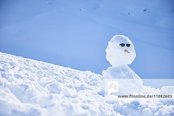 Schneemann mit Sonnenbrille  Hintertux  Tirol  Österreich