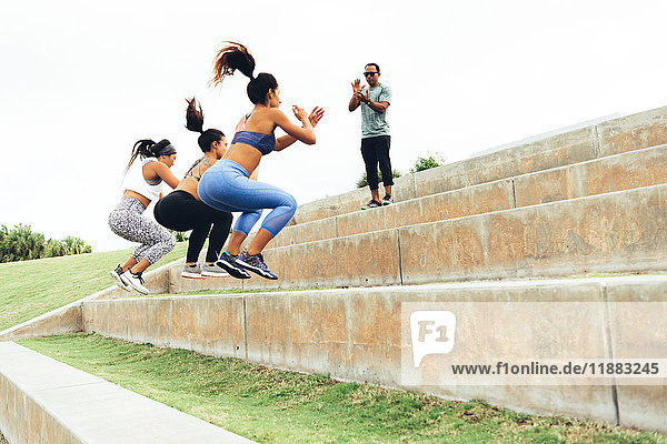 Drei Frauen trainieren mit einem persönlichen Trainer South Point Park Miami Beach Florida USA