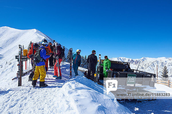 Gruppe von Skifahrern  die sich auf einem schneebedeckten Berg vorbereiten  Aspen  Colorado  USA