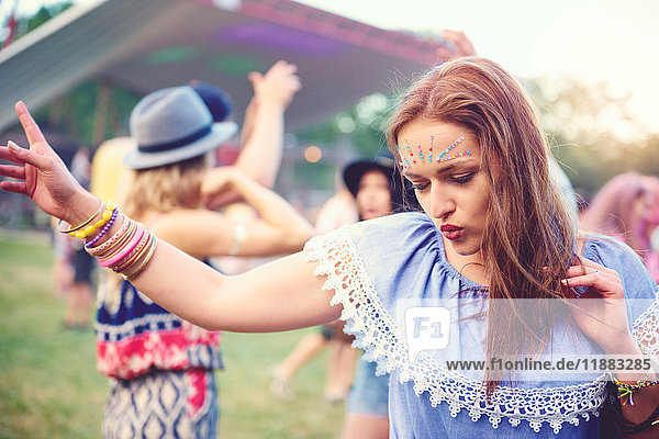 Junge Boho-Frau tanzt auf dem Festival