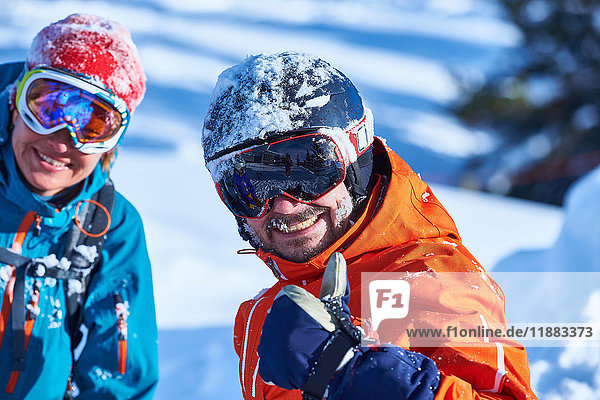 Porträt eines männlichen und weiblichen Skifahrers mit Helm und Brille auf der Skipiste  Aspen  Colorado  USA