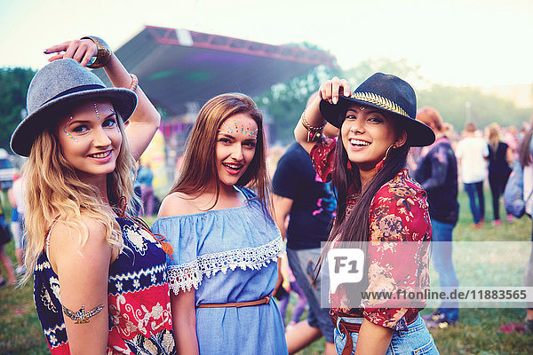 Porträt von drei jungen Freundinnen in Trilbies beim Festival