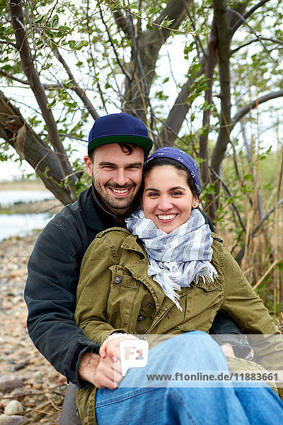 Porträt eines glücklichen jungen Paares am Strand