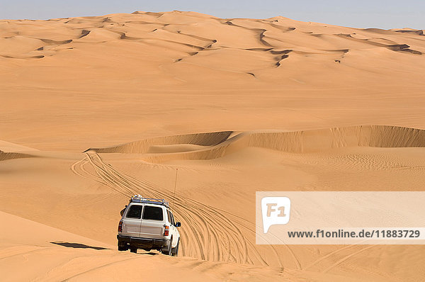 SUV auf Sanddünen  Erg Awbari  Wüste Sahara  Fezzan  Libyen
