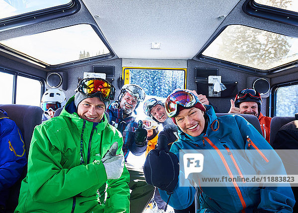 Gruppenporträt von männlichen und weiblichen Skifahrern im Schneetrainer  Aspen  Colorado  USA