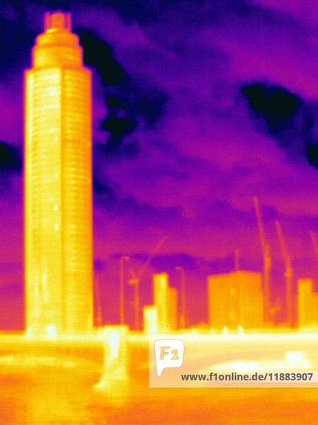 Wärmebild des Wolkenkratzers und der Lambeth-Brücke  London  UK