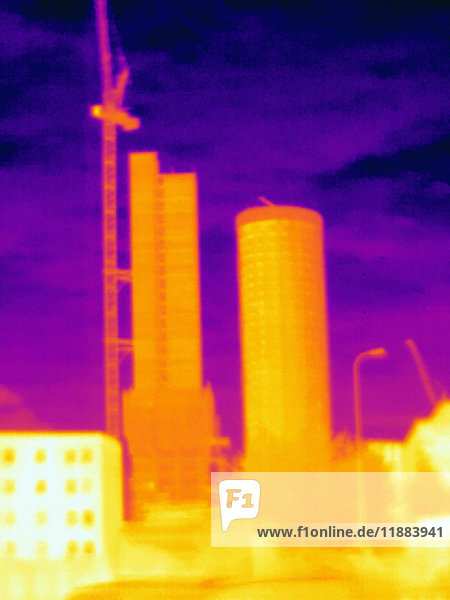 Wärmebildaufnahme von Wolkenkratzern und Baukran  London  UK