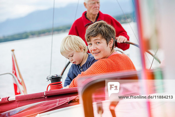 Drei Generationen Familie auf einem Segelboot  Genf  Schweiz  Europa