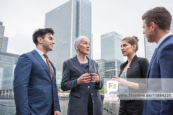 Geschäftsmann und Geschäftsfrau im Gespräch im Freien  Canary Wharf  London  Großbritannien