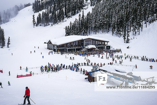 Skifahrer in einem Skigebiet  die in der Schlange vor dem Sessellift warten; Whistler  British Columbia  Kanada'.