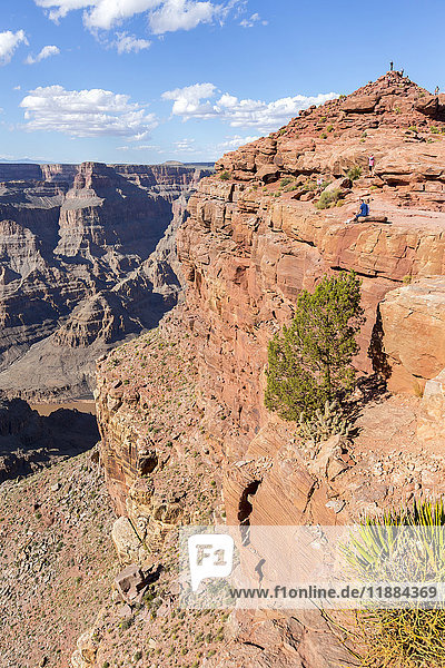 Vertikaler Blick auf die steilen Felswände des Grand Canyon und der touristische Aussichtspunkt für Fotos auf dem Gipfel des Wanderweges an dieser Bergkante; Arizona  Vereinigte Staaten von Amerika'.