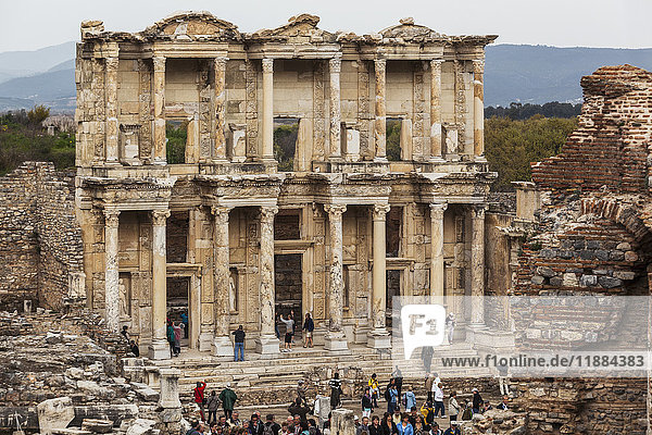 Touristen bei den Ruinen der Celsus-Bibliothek; Ephesus  Izmir  Türkei'.