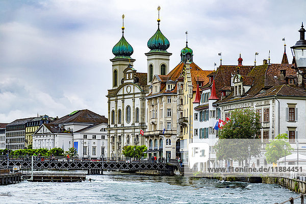 Ein Blick auf die historischen Gebäude entlang der Reuss; Luzern  Schweiz