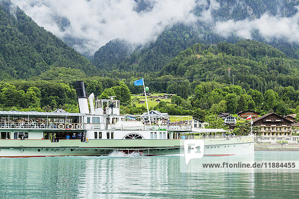 Ein Ausflugsschiff bringt Besucher über den Gletscher des Thunersees  um die Aussicht auf die Schweizer Alpen zu genießen; Interlaken  Kanton Bern  Schweiz'.