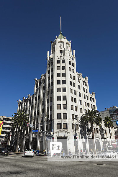 Ein großes weißes Gebäude mit Antenne an der Ecke in Hollywood; Los Angeles  Kalifornien  Vereinigte Staaten von Amerika'.