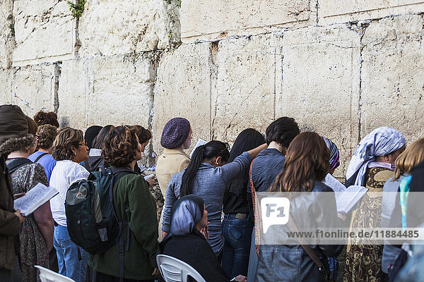 Menschen an der Klagemauer; Jerusalem  Israel'.
