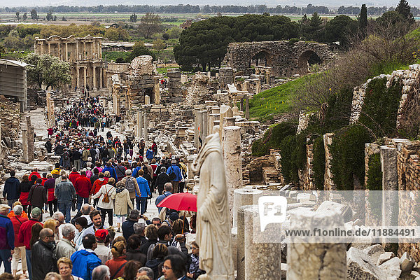 Touristen spazieren zwischen den Ruinen und der Celsus-Bibliothek; Ephesus  Izmir  Türkei'.