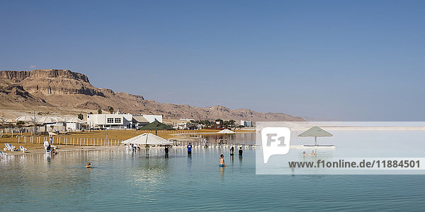Touristen  die im Toten Meer schwimmen; Südbezirk  Israel'.
