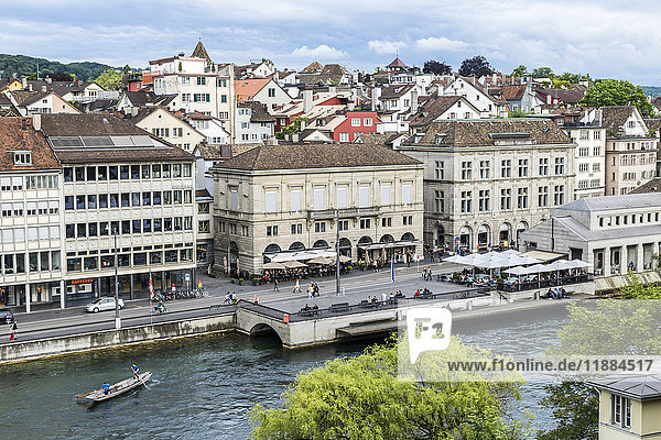 'Ein hoher Aussichtspunkt auf die Reuss mit Ruderern  die den Fluss entlang der historischen Stadt Luzern befahren; Luzern  Schweiz'.