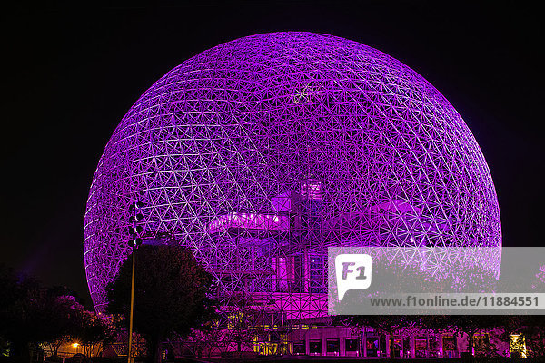 Montreal Biophere leuchtet nachts violett; Montreal  Quebec  Kanada'.