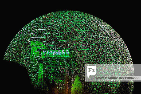 Montreal Biophere grün beleuchtet bei Nacht; Montreal  Quebec  Kanada'.