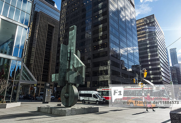 University und King Street im Stadtzentrum von Toronto  Sorel E. Trog-Skulptur und Sun Life-Gebäude; Toronto  Ontario  Kanada'.