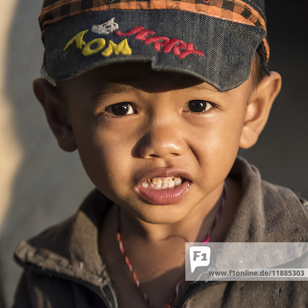 Porträt eines jungen südostasiatischen Jungen; Provinz Luang Prabang  Laos