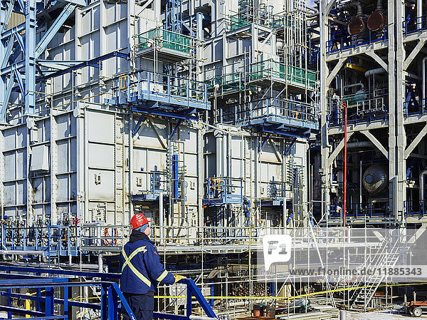 Handwerker  der in einer Raffinerie arbeitet; Edmonton  Alberta  Kanada .