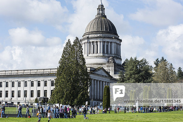 Protestmarsch am Tax Day 2017  beginnend am Washington State Capitol; Olympia  Washington  Vereinigte Staaten von Amerika'.