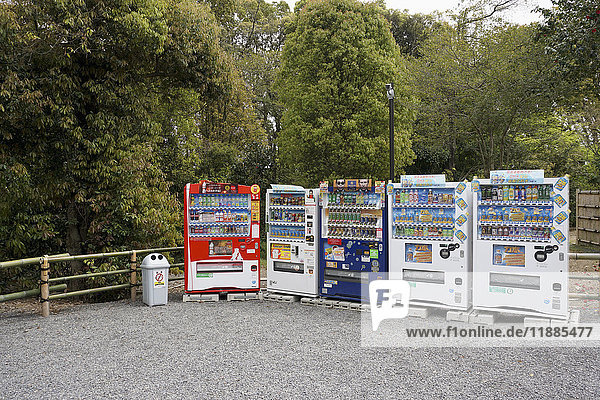 Getränkeautomaten gegen Bäume