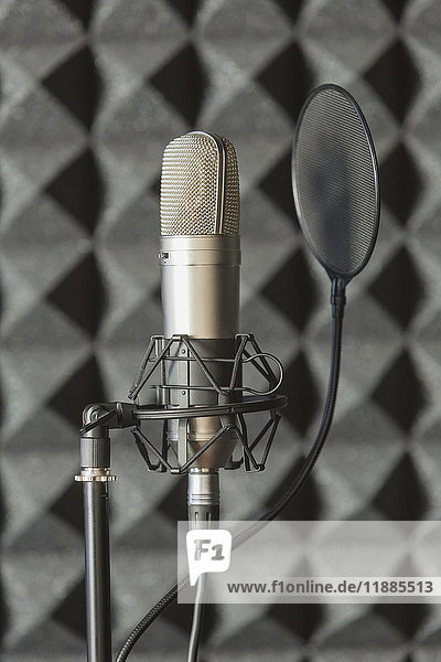 Nahaufnahme des Mikrofons am Ständer im Aufnahmestudio