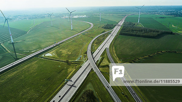 Luftaufnahme von Autobahnen mit Windkraftanlagen auf dem Feld  Berlin  Brandenburg  Deutschland