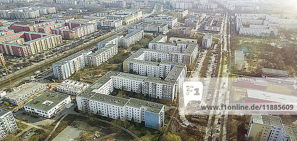 Luftaufnahme von Mehrfamilienhäusern im Wohngebiet  Berlin  Deutschland