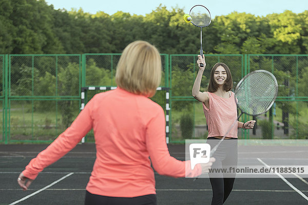 Mutter und Tochter beim Badmintonspiel vor Gericht