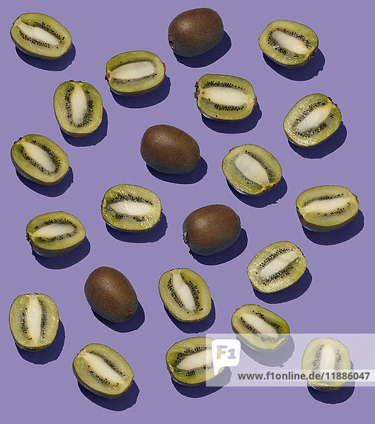 Hochwinkelansicht von Kiwis auf violettem Hintergrund