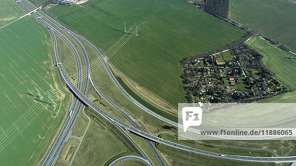 Luftbild der Autobahnen nach Städten im Feld  Berlin  Brandenburg  Deutschland