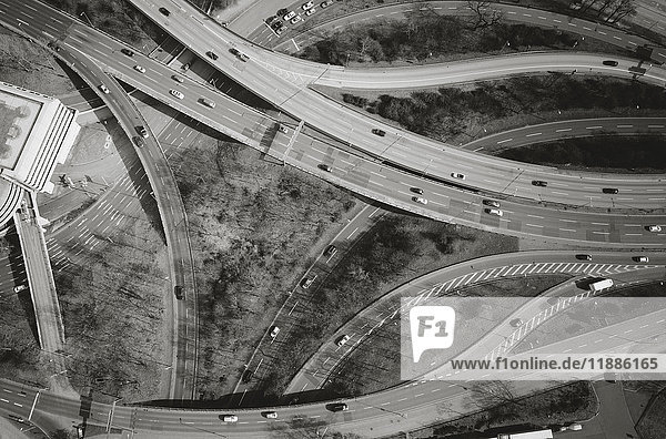 Luftaufnahme von Fahrzeugen auf Autobahnen  Berlin  Brandenburg  Deutschland