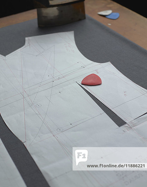 Hochwinkelansicht von Kreide auf Papier mit Anzuggestaltung im Atelier